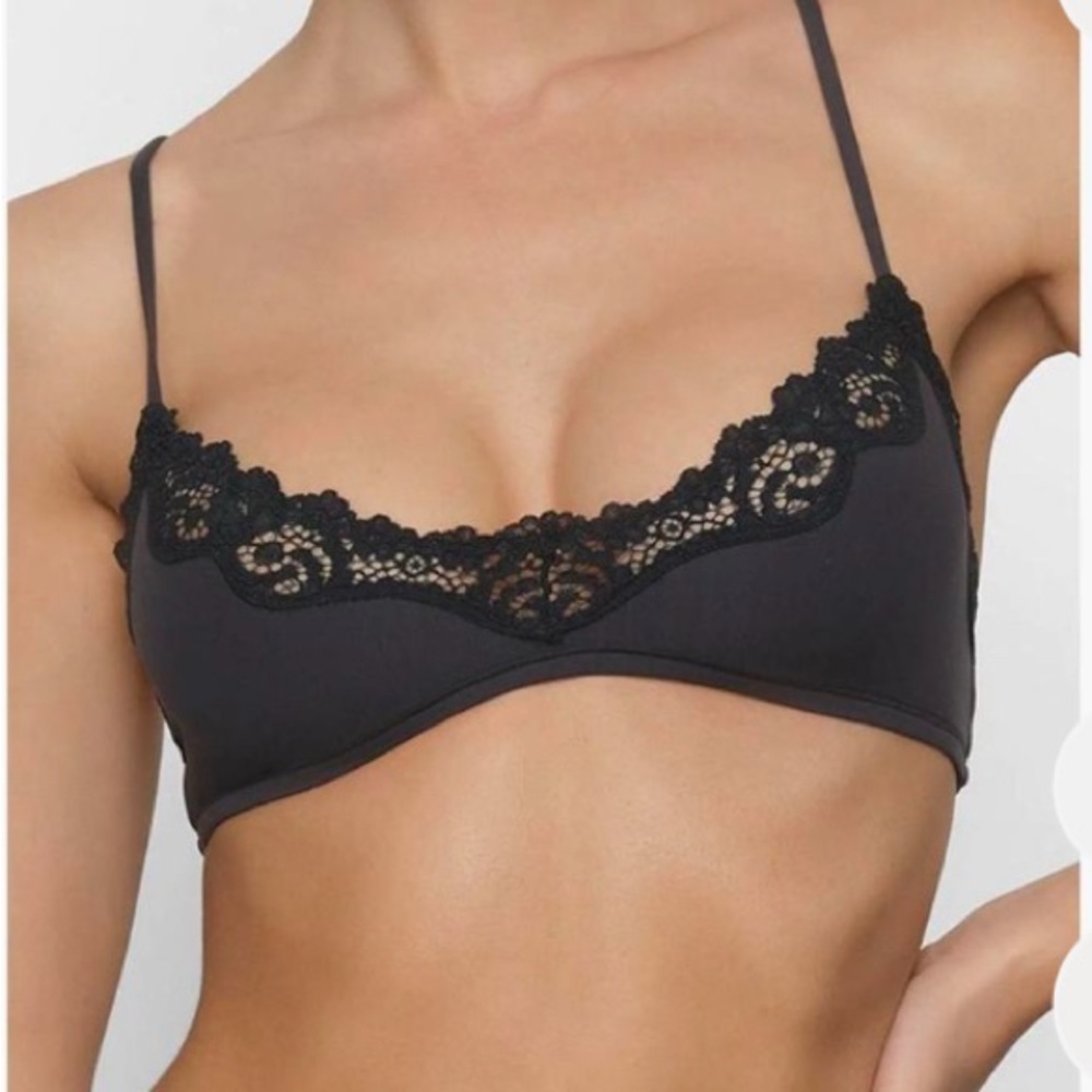 FITS EVERYBODY LACE SCOOP BRALETTE in color Onyx S